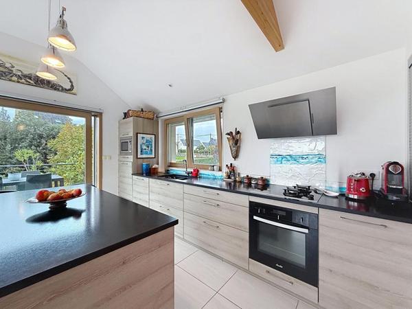 Maison contemporaine d'exception de 172 M² à Séné : 5 chambres, double garage, jardin paysagé de 1180 M², piscine-spa. Emplacement premium et possibilités d'extensions