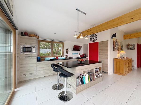 Maison contemporaine d'exception de 172 M² à Séné : 5 chambres, double garage, jardin paysagé de 1180 M², piscine-spa. Emplacement premium et possibilités d'extensions