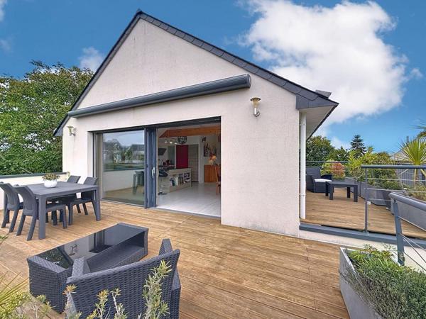 Maison contemporaine d'exception de 172 M² à Séné : 5 chambres, double garage, jardin paysagé de 1180 M², piscine-spa. Emplacement premium et possibilités d'extensions