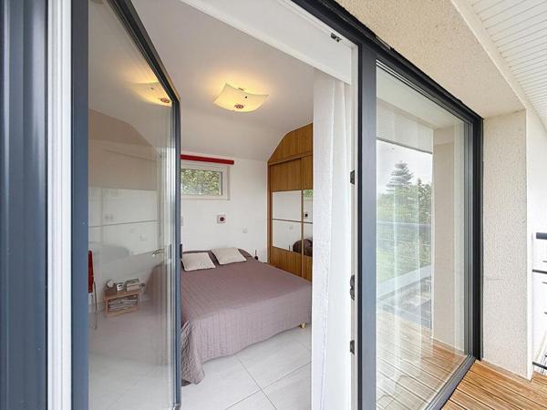 Maison contemporaine d'exception de 172 M² à Séné : 5 chambres, double garage, jardin paysagé de 1180 M², piscine-spa. Emplacement premium et possibilités d'extensions