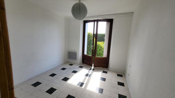 APPARTEMENT AVEC 2 CHAMBRES TERRASSE ET PLACE DE PARKING