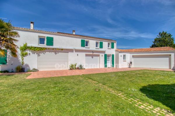 Bourg de Saint-pierre d'Oléron, proche commodités  sur terrain 1300m²: maison 6 chambres  + 2 studios indépendants et 2 garages