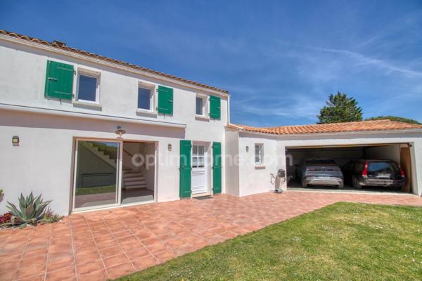 Bourg de Saint-pierre d'Oléron, proche commodités  sur terrain 1300m²: maison 6 chambres  + 2 studios indépendants et 2 garages