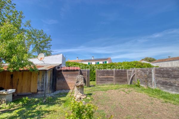 Bourg de Saint-pierre d'Oléron, proche commodités  sur terrain 1300m²: maison 6 chambres  + 2 studios indépendants et 2 garages