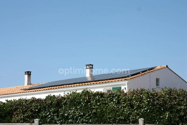 Bourg de Saint-pierre d'Oléron, proche commodités  sur terrain 1300m²: maison 6 chambres  + 2 studios indépendants et 2 garages