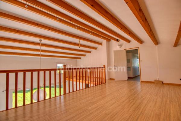 Bourg de Saint-pierre d'Oléron, proche commodités  sur terrain 1300m²: maison 6 chambres  + 2 studios indépendants et 2 garages