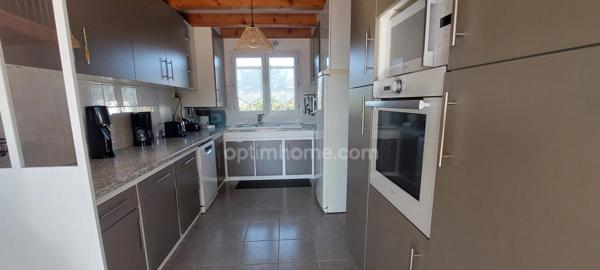 Bourg de Saint-pierre d'Oléron, proche commodités  sur terrain 1300m²: maison 6 chambres  + 2 studios indépendants et 2 garages