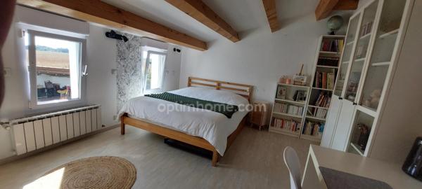 Bourg de Saint-pierre d'Oléron, proche commodités  sur terrain 1300m²: maison 6 chambres  + 2 studios indépendants et 2 garages