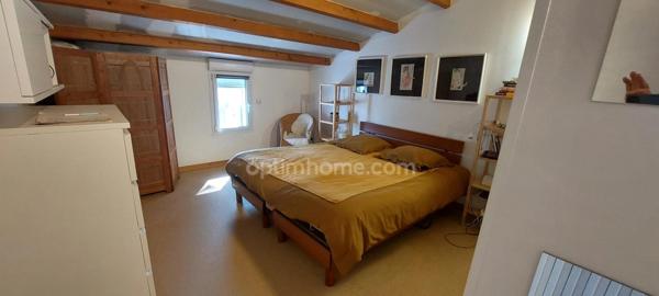 Bourg de Saint-pierre d'Oléron, proche commodités  sur terrain 1300m²: maison 6 chambres  + 2 studios indépendants et 2 garages
