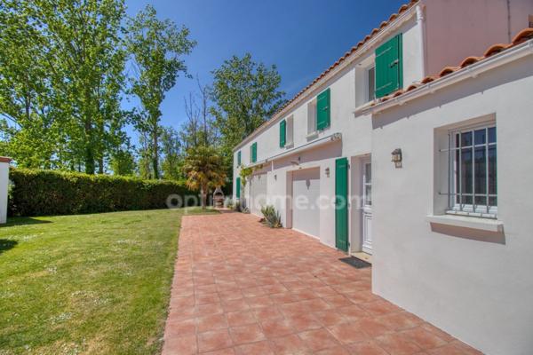 Bourg de Saint-pierre d'Oléron, proche commodités  sur terrain 1300m²: maison 6 chambres  + 2 studios indépendants et 2 garages