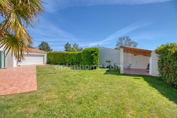 Bourg de Saint-pierre d'Oléron, proche commodités  sur terrain 1300m²: maison 6 chambres  + 2 studios indépendants et 2 garages