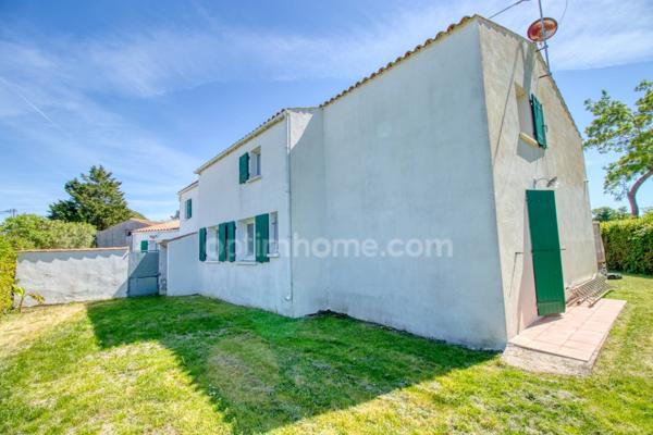 Bourg de Saint-pierre d'Oléron, proche commodités  sur terrain 1300m²: maison 6 chambres  + 2 studios indépendants et 2 garages