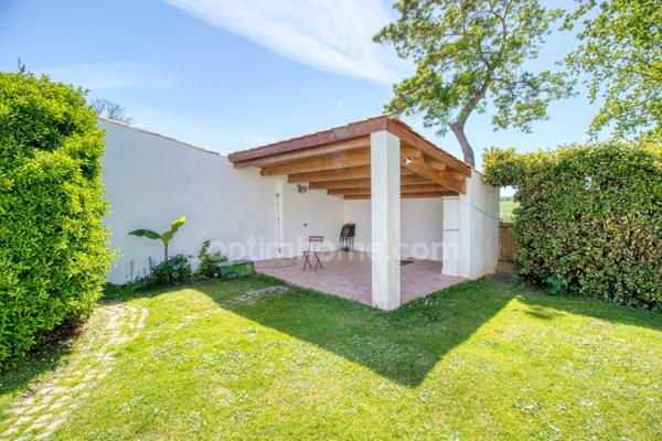 Bourg de Saint-pierre d'Oléron, proche commodités  sur terrain 1300m²: maison 6 chambres  + 2 studios indépendants et 2 garages
