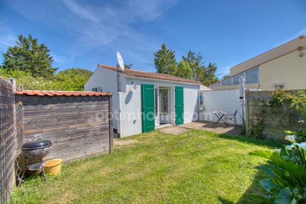 Bourg de Saint-pierre d'Oléron, proche commodités  sur terrain 1300m²: maison 6 chambres  + 2 studios indépendants et 2 garages