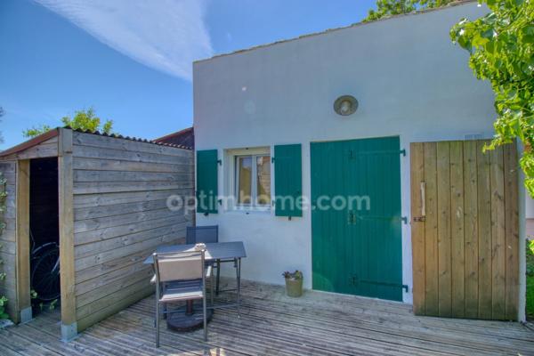 Bourg de Saint-pierre d'Oléron, proche commodités  sur terrain 1300m²: maison 6 chambres  + 2 studios indépendants et 2 garages