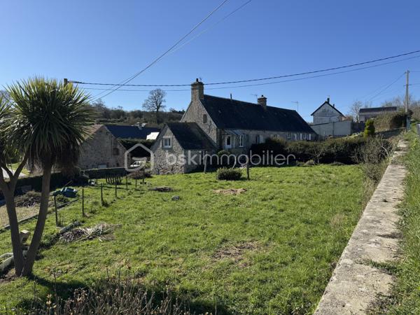 IMMEUBLE DE RAPPORT RENTABLE À QUETTEHOU - 4 APPARTEMENTS / AU PIED DES COMMODITÉS ET PROCHE DE LA MER 

Vous souhaitez investir sereinement ? Je vous propose cet immeuble de rapport idéalement situé à QUETTEHOU et affichant aujourd'hui une bonne rentabilité.
Très proche des commodités, cette longère édifiée sur une parcelle d'un peu plus de 1700m² se compose de 4 appartements :

1°) Un appartement à l'entrée de la cour comprenant :
- Au rez-de-chaussée : séjour, cuisine, salle d'eau avec w.c, débarras.
- À l'étage : un dégagement, une chambre.
Loué 421€ CC - Travaux à prévoir : Isolation, salle d'eau, embellissement.

2°) Un appartement au fond de la cour comprenant :
- Au rez-de-chaussée : entrée, séjour, cuisine, salle d'eau avec w.c.
- À l'étage : un dégagement, deux chambres.
Loué 630€ CC - Travaux à prévoir : isolation, embellissement.

3°) Un appartement situé à l'entresol comprenant :
- Au rez-de-jardin : séjour-cuisine, une chambre, salle d'eau avec w.c.
- À l'étage : trois greniers isolés et exploitables.
Cellier à l'extérieur + jardin.
Libre d'occupation (anciennement loué 344€ CC) - Travaux à prévoir : isolation, embellissement.

4°) Un appartement situé en hauteur, comprenant :
- Au rez-de-jardin : entrée, cuisine, séjour, une chambre, salle d'eau avec w.c,
débarras.
- À l'étage : un dégagement, 2 chambres.
Jardin à l'extérieur.
Loué 590€ CC - Totalement rénové, pas de travaux à prévoir.

Total : 1985€ CC.

Une cour commune est présente à l'extérieur pour l'intégralité des 4 appartements.

Informations utiles : doubles vitrages PVC, VMC simple flux, tout à l'égout, fibre raccordée, radiateurs électriques.
Taxe foncière : 1700€.