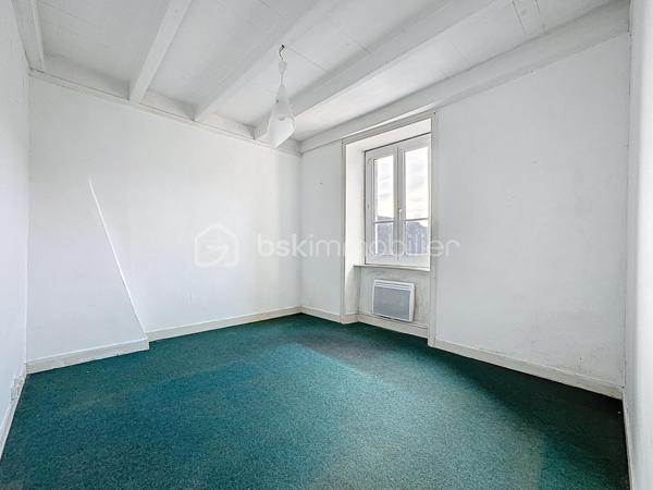 IMMEUBLE DE RAPPORT RENTABLE À QUETTEHOU - 4 APPARTEMENTS / AU PIED DES COMMODITÉS ET PROCHE DE LA MER 

Vous souhaitez investir sereinement ? Je vous propose cet immeuble de rapport idéalement situé à QUETTEHOU et affichant aujourd'hui une bonne rentabilité.
Très proche des commodités, cette longère édifiée sur une parcelle d'un peu plus de 1700m² se compose de 4 appartements :

1°) Un appartement à l'entrée de la cour comprenant :
- Au rez-de-chaussée : séjour, cuisine, salle d'eau avec w.c, débarras.
- À l'étage : un dégagement, une chambre.
Loué 421€ CC - Travaux à prévoir : Isolation, salle d'eau, embellissement.

2°) Un appartement au fond de la cour comprenant :
- Au rez-de-chaussée : entrée, séjour, cuisine, salle d'eau avec w.c.
- À l'étage : un dégagement, deux chambres.
Loué 630€ CC - Travaux à prévoir : isolation, embellissement.

3°) Un appartement situé à l'entresol comprenant :
- Au rez-de-jardin : séjour-cuisine, une chambre, salle d'eau avec w.c.
- À l'étage : trois greniers isolés et exploitables.
Cellier à l'extérieur + jardin.
Libre d'occupation (anciennement loué 344€ CC) - Travaux à prévoir : isolation, embellissement.

4°) Un appartement situé en hauteur, comprenant :
- Au rez-de-jardin : entrée, cuisine, séjour, une chambre, salle d'eau avec w.c,
débarras.
- À l'étage : un dégagement, 2 chambres.
Jardin à l'extérieur.
Loué 590€ CC - Totalement rénové, pas de travaux à prévoir.

Total : 1985€ CC.

Une cour commune est présente à l'extérieur pour l'intégralité des 4 appartements.

Informations utiles : doubles vitrages PVC, VMC simple flux, tout à l'égout, fibre raccordée, radiateurs électriques.
Taxe foncière : 1700€.
