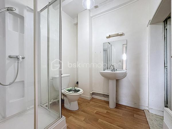 IMMEUBLE DE RAPPORT RENTABLE À QUETTEHOU - 4 APPARTEMENTS / AU PIED DES COMMODITÉS ET PROCHE DE LA MER 

Vous souhaitez investir sereinement ? Je vous propose cet immeuble de rapport idéalement situé à QUETTEHOU et affichant aujourd'hui une bonne rentabilité.
Très proche des commodités, cette longère édifiée sur une parcelle d'un peu plus de 1700m² se compose de 4 appartements :

1°) Un appartement à l'entrée de la cour comprenant :
- Au rez-de-chaussée : séjour, cuisine, salle d'eau avec w.c, débarras.
- À l'étage : un dégagement, une chambre.
Loué 421€ CC - Travaux à prévoir : Isolation, salle d'eau, embellissement.

2°) Un appartement au fond de la cour comprenant :
- Au rez-de-chaussée : entrée, séjour, cuisine, salle d'eau avec w.c.
- À l'étage : un dégagement, deux chambres.
Loué 630€ CC - Travaux à prévoir : isolation, embellissement.

3°) Un appartement situé à l'entresol comprenant :
- Au rez-de-jardin : séjour-cuisine, une chambre, salle d'eau avec w.c.
- À l'étage : trois greniers isolés et exploitables.
Cellier à l'extérieur + jardin.
Libre d'occupation (anciennement loué 344€ CC) - Travaux à prévoir : isolation, embellissement.

4°) Un appartement situé en hauteur, comprenant :
- Au rez-de-jardin : entrée, cuisine, séjour, une chambre, salle d'eau avec w.c,
débarras.
- À l'étage : un dégagement, 2 chambres.
Jardin à l'extérieur.
Loué 590€ CC - Totalement rénové, pas de travaux à prévoir.

Total : 1985€ CC.

Une cour commune est présente à l'extérieur pour l'intégralité des 4 appartements.

Informations utiles : doubles vitrages PVC, VMC simple flux, tout à l'égout, fibre raccordée, radiateurs électriques.
Taxe foncière : 1700€.