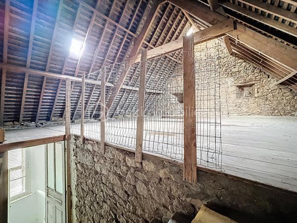 IMMEUBLE DE RAPPORT RENTABLE À QUETTEHOU - 4 APPARTEMENTS / AU PIED DES COMMODITÉS ET PROCHE DE LA MER 

Vous souhaitez investir sereinement ? Je vous propose cet immeuble de rapport idéalement situé à QUETTEHOU et affichant aujourd'hui une bonne rentabilité.
Très proche des commodités, cette longère édifiée sur une parcelle d'un peu plus de 1700m² se compose de 4 appartements :

1°) Un appartement à l'entrée de la cour comprenant :
- Au rez-de-chaussée : séjour, cuisine, salle d'eau avec w.c, débarras.
- À l'étage : un dégagement, une chambre.
Loué 421€ CC - Travaux à prévoir : Isolation, salle d'eau, embellissement.

2°) Un appartement au fond de la cour comprenant :
- Au rez-de-chaussée : entrée, séjour, cuisine, salle d'eau avec w.c.
- À l'étage : un dégagement, deux chambres.
Loué 630€ CC - Travaux à prévoir : isolation, embellissement.

3°) Un appartement situé à l'entresol comprenant :
- Au rez-de-jardin : séjour-cuisine, une chambre, salle d'eau avec w.c.
- À l'étage : trois greniers isolés et exploitables.
Cellier à l'extérieur + jardin.
Libre d'occupation (anciennement loué 344€ CC) - Travaux à prévoir : isolation, embellissement.

4°) Un appartement situé en hauteur, comprenant :
- Au rez-de-jardin : entrée, cuisine, séjour, une chambre, salle d'eau avec w.c,
débarras.
- À l'étage : un dégagement, 2 chambres.
Jardin à l'extérieur.
Loué 590€ CC - Totalement rénové, pas de travaux à prévoir.

Total : 1985€ CC.

Une cour commune est présente à l'extérieur pour l'intégralité des 4 appartements.

Informations utiles : doubles vitrages PVC, VMC simple flux, tout à l'égout, fibre raccordée, radiateurs électriques.
Taxe foncière : 1700€.