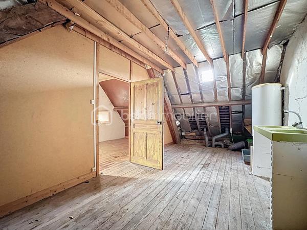 IMMEUBLE DE RAPPORT RENTABLE À QUETTEHOU - 4 APPARTEMENTS / AU PIED DES COMMODITÉS ET PROCHE DE LA MER 

Vous souhaitez investir sereinement ? Je vous propose cet immeuble de rapport idéalement situé à QUETTEHOU et affichant aujourd'hui une bonne rentabilité.
Très proche des commodités, cette longère édifiée sur une parcelle d'un peu plus de 1700m² se compose de 4 appartements :

1°) Un appartement à l'entrée de la cour comprenant :
- Au rez-de-chaussée : séjour, cuisine, salle d'eau avec w.c, débarras.
- À l'étage : un dégagement, une chambre.
Loué 421€ CC - Travaux à prévoir : Isolation, salle d'eau, embellissement.

2°) Un appartement au fond de la cour comprenant :
- Au rez-de-chaussée : entrée, séjour, cuisine, salle d'eau avec w.c.
- À l'étage : un dégagement, deux chambres.
Loué 630€ CC - Travaux à prévoir : isolation, embellissement.

3°) Un appartement situé à l'entresol comprenant :
- Au rez-de-jardin : séjour-cuisine, une chambre, salle d'eau avec w.c.
- À l'étage : trois greniers isolés et exploitables.
Cellier à l'extérieur + jardin.
Libre d'occupation (anciennement loué 344€ CC) - Travaux à prévoir : isolation, embellissement.

4°) Un appartement situé en hauteur, comprenant :
- Au rez-de-jardin : entrée, cuisine, séjour, une chambre, salle d'eau avec w.c,
débarras.
- À l'étage : un dégagement, 2 chambres.
Jardin à l'extérieur.
Loué 590€ CC - Totalement rénové, pas de travaux à prévoir.

Total : 1985€ CC.

Une cour commune est présente à l'extérieur pour l'intégralité des 4 appartements.

Informations utiles : doubles vitrages PVC, VMC simple flux, tout à l'égout, fibre raccordée, radiateurs électriques.
Taxe foncière : 1700€.