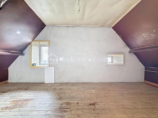 IMMEUBLE DE RAPPORT RENTABLE À QUETTEHOU - 4 APPARTEMENTS / AU PIED DES COMMODITÉS ET PROCHE DE LA MER 

Vous souhaitez investir sereinement ? Je vous propose cet immeuble de rapport idéalement situé à QUETTEHOU et affichant aujourd'hui une bonne rentabilité.
Très proche des commodités, cette longère édifiée sur une parcelle d'un peu plus de 1700m² se compose de 4 appartements :

1°) Un appartement à l'entrée de la cour comprenant :
- Au rez-de-chaussée : séjour, cuisine, salle d'eau avec w.c, débarras.
- À l'étage : un dégagement, une chambre.
Loué 421€ CC - Travaux à prévoir : Isolation, salle d'eau, embellissement.

2°) Un appartement au fond de la cour comprenant :
- Au rez-de-chaussée : entrée, séjour, cuisine, salle d'eau avec w.c.
- À l'étage : un dégagement, deux chambres.
Loué 630€ CC - Travaux à prévoir : isolation, embellissement.

3°) Un appartement situé à l'entresol comprenant :
- Au rez-de-jardin : séjour-cuisine, une chambre, salle d'eau avec w.c.
- À l'étage : trois greniers isolés et exploitables.
Cellier à l'extérieur + jardin.
Libre d'occupation (anciennement loué 344€ CC) - Travaux à prévoir : isolation, embellissement.

4°) Un appartement situé en hauteur, comprenant :
- Au rez-de-jardin : entrée, cuisine, séjour, une chambre, salle d'eau avec w.c,
débarras.
- À l'étage : un dégagement, 2 chambres.
Jardin à l'extérieur.
Loué 590€ CC - Totalement rénové, pas de travaux à prévoir.

Total : 1985€ CC.

Une cour commune est présente à l'extérieur pour l'intégralité des 4 appartements.

Informations utiles : doubles vitrages PVC, VMC simple flux, tout à l'égout, fibre raccordée, radiateurs électriques.
Taxe foncière : 1700€.