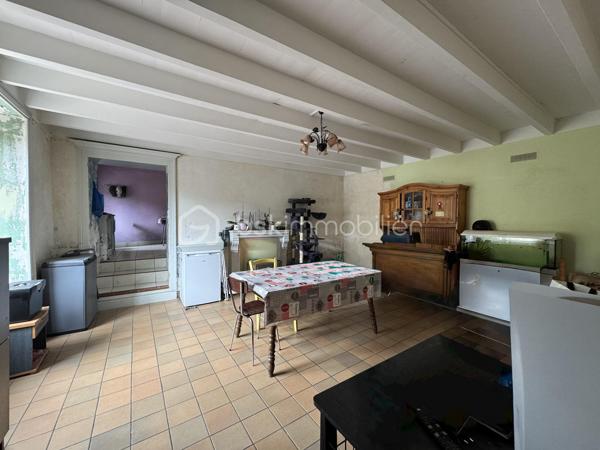 IMMEUBLE DE RAPPORT RENTABLE À QUETTEHOU - 4 APPARTEMENTS / AU PIED DES COMMODITÉS ET PROCHE DE LA MER 

Vous souhaitez investir sereinement ? Je vous propose cet immeuble de rapport idéalement situé à QUETTEHOU et affichant aujourd'hui une bonne rentabilité.
Très proche des commodités, cette longère édifiée sur une parcelle d'un peu plus de 1700m² se compose de 4 appartements :

1°) Un appartement à l'entrée de la cour comprenant :
- Au rez-de-chaussée : séjour, cuisine, salle d'eau avec w.c, débarras.
- À l'étage : un dégagement, une chambre.
Loué 421€ CC - Travaux à prévoir : Isolation, salle d'eau, embellissement.

2°) Un appartement au fond de la cour comprenant :
- Au rez-de-chaussée : entrée, séjour, cuisine, salle d'eau avec w.c.
- À l'étage : un dégagement, deux chambres.
Loué 630€ CC - Travaux à prévoir : isolation, embellissement.

3°) Un appartement situé à l'entresol comprenant :
- Au rez-de-jardin : séjour-cuisine, une chambre, salle d'eau avec w.c.
- À l'étage : trois greniers isolés et exploitables.
Cellier à l'extérieur + jardin.
Libre d'occupation (anciennement loué 344€ CC) - Travaux à prévoir : isolation, embellissement.

4°) Un appartement situé en hauteur, comprenant :
- Au rez-de-jardin : entrée, cuisine, séjour, une chambre, salle d'eau avec w.c,
débarras.
- À l'étage : un dégagement, 2 chambres.
Jardin à l'extérieur.
Loué 590€ CC - Totalement rénové, pas de travaux à prévoir.

Total : 1985€ CC.

Une cour commune est présente à l'extérieur pour l'intégralité des 4 appartements.

Informations utiles : doubles vitrages PVC, VMC simple flux, tout à l'égout, fibre raccordée, radiateurs électriques.
Taxe foncière : 1700€.