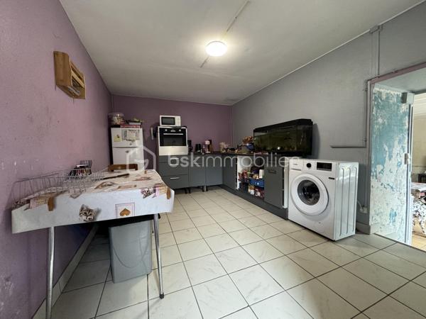 IMMEUBLE DE RAPPORT RENTABLE À QUETTEHOU - 4 APPARTEMENTS / AU PIED DES COMMODITÉS ET PROCHE DE LA MER 

Vous souhaitez investir sereinement ? Je vous propose cet immeuble de rapport idéalement situé à QUETTEHOU et affichant aujourd'hui une bonne rentabilité.
Très proche des commodités, cette longère édifiée sur une parcelle d'un peu plus de 1700m² se compose de 4 appartements :

1°) Un appartement à l'entrée de la cour comprenant :
- Au rez-de-chaussée : séjour, cuisine, salle d'eau avec w.c, débarras.
- À l'étage : un dégagement, une chambre.
Loué 421€ CC - Travaux à prévoir : Isolation, salle d'eau, embellissement.

2°) Un appartement au fond de la cour comprenant :
- Au rez-de-chaussée : entrée, séjour, cuisine, salle d'eau avec w.c.
- À l'étage : un dégagement, deux chambres.
Loué 630€ CC - Travaux à prévoir : isolation, embellissement.

3°) Un appartement situé à l'entresol comprenant :
- Au rez-de-jardin : séjour-cuisine, une chambre, salle d'eau avec w.c.
- À l'étage : trois greniers isolés et exploitables.
Cellier à l'extérieur + jardin.
Libre d'occupation (anciennement loué 344€ CC) - Travaux à prévoir : isolation, embellissement.

4°) Un appartement situé en hauteur, comprenant :
- Au rez-de-jardin : entrée, cuisine, séjour, une chambre, salle d'eau avec w.c,
débarras.
- À l'étage : un dégagement, 2 chambres.
Jardin à l'extérieur.
Loué 590€ CC - Totalement rénové, pas de travaux à prévoir.

Total : 1985€ CC.

Une cour commune est présente à l'extérieur pour l'intégralité des 4 appartements.

Informations utiles : doubles vitrages PVC, VMC simple flux, tout à l'égout, fibre raccordée, radiateurs électriques.
Taxe foncière : 1700€.