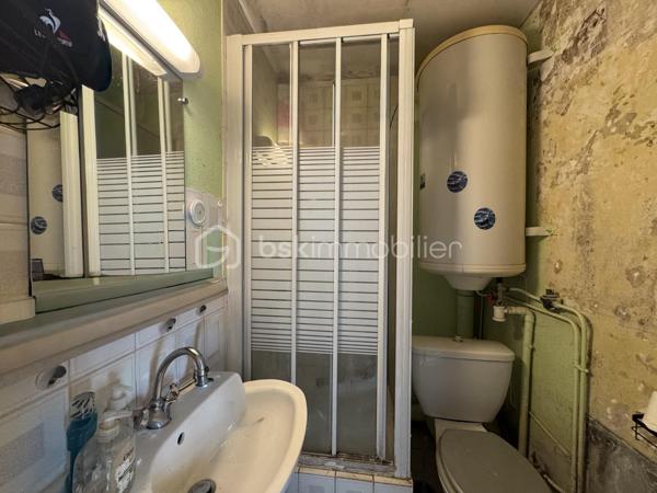 IMMEUBLE DE RAPPORT RENTABLE À QUETTEHOU - 4 APPARTEMENTS / AU PIED DES COMMODITÉS ET PROCHE DE LA MER 

Vous souhaitez investir sereinement ? Je vous propose cet immeuble de rapport idéalement situé à QUETTEHOU et affichant aujourd'hui une bonne rentabilité.
Très proche des commodités, cette longère édifiée sur une parcelle d'un peu plus de 1700m² se compose de 4 appartements :

1°) Un appartement à l'entrée de la cour comprenant :
- Au rez-de-chaussée : séjour, cuisine, salle d'eau avec w.c, débarras.
- À l'étage : un dégagement, une chambre.
Loué 421€ CC - Travaux à prévoir : Isolation, salle d'eau, embellissement.

2°) Un appartement au fond de la cour comprenant :
- Au rez-de-chaussée : entrée, séjour, cuisine, salle d'eau avec w.c.
- À l'étage : un dégagement, deux chambres.
Loué 630€ CC - Travaux à prévoir : isolation, embellissement.

3°) Un appartement situé à l'entresol comprenant :
- Au rez-de-jardin : séjour-cuisine, une chambre, salle d'eau avec w.c.
- À l'étage : trois greniers isolés et exploitables.
Cellier à l'extérieur + jardin.
Libre d'occupation (anciennement loué 344€ CC) - Travaux à prévoir : isolation, embellissement.

4°) Un appartement situé en hauteur, comprenant :
- Au rez-de-jardin : entrée, cuisine, séjour, une chambre, salle d'eau avec w.c,
débarras.
- À l'étage : un dégagement, 2 chambres.
Jardin à l'extérieur.
Loué 590€ CC - Totalement rénové, pas de travaux à prévoir.

Total : 1985€ CC.

Une cour commune est présente à l'extérieur pour l'intégralité des 4 appartements.

Informations utiles : doubles vitrages PVC, VMC simple flux, tout à l'égout, fibre raccordée, radiateurs électriques.
Taxe foncière : 1700€.