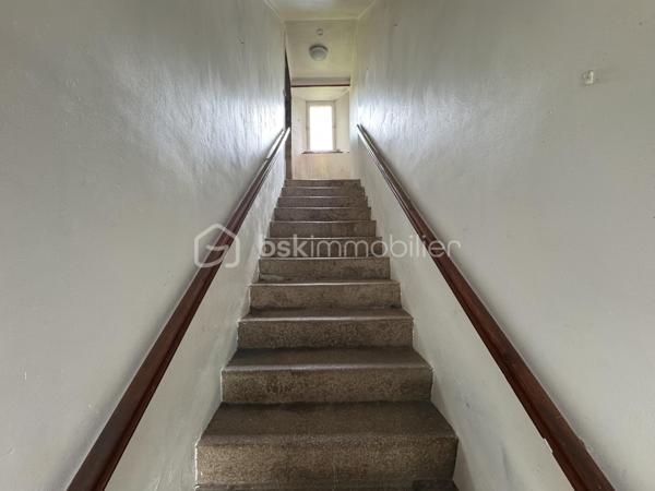 IMMEUBLE DE RAPPORT RENTABLE À QUETTEHOU - 4 APPARTEMENTS / AU PIED DES COMMODITÉS ET PROCHE DE LA MER 

Vous souhaitez investir sereinement ? Je vous propose cet immeuble de rapport idéalement situé à QUETTEHOU et affichant aujourd'hui une bonne rentabilité.
Très proche des commodités, cette longère édifiée sur une parcelle d'un peu plus de 1700m² se compose de 4 appartements :

1°) Un appartement à l'entrée de la cour comprenant :
- Au rez-de-chaussée : séjour, cuisine, salle d'eau avec w.c, débarras.
- À l'étage : un dégagement, une chambre.
Loué 421€ CC - Travaux à prévoir : Isolation, salle d'eau, embellissement.

2°) Un appartement au fond de la cour comprenant :
- Au rez-de-chaussée : entrée, séjour, cuisine, salle d'eau avec w.c.
- À l'étage : un dégagement, deux chambres.
Loué 630€ CC - Travaux à prévoir : isolation, embellissement.

3°) Un appartement situé à l'entresol comprenant :
- Au rez-de-jardin : séjour-cuisine, une chambre, salle d'eau avec w.c.
- À l'étage : trois greniers isolés et exploitables.
Cellier à l'extérieur + jardin.
Libre d'occupation (anciennement loué 344€ CC) - Travaux à prévoir : isolation, embellissement.

4°) Un appartement situé en hauteur, comprenant :
- Au rez-de-jardin : entrée, cuisine, séjour, une chambre, salle d'eau avec w.c,
débarras.
- À l'étage : un dégagement, 2 chambres.
Jardin à l'extérieur.
Loué 590€ CC - Totalement rénové, pas de travaux à prévoir.

Total : 1985€ CC.

Une cour commune est présente à l'extérieur pour l'intégralité des 4 appartements.

Informations utiles : doubles vitrages PVC, VMC simple flux, tout à l'égout, fibre raccordée, radiateurs électriques.
Taxe foncière : 1700€.