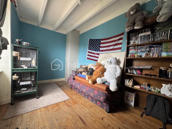 IMMEUBLE DE RAPPORT RENTABLE À QUETTEHOU - 4 APPARTEMENTS / AU PIED DES COMMODITÉS ET PROCHE DE LA MER 

Vous souhaitez investir sereinement ? Je vous propose cet immeuble de rapport idéalement situé à QUETTEHOU et affichant aujourd'hui une bonne rentabilité.
Très proche des commodités, cette longère édifiée sur une parcelle d'un peu plus de 1700m² se compose de 4 appartements :

1°) Un appartement à l'entrée de la cour comprenant :
- Au rez-de-chaussée : séjour, cuisine, salle d'eau avec w.c, débarras.
- À l'étage : un dégagement, une chambre.
Loué 421€ CC - Travaux à prévoir : Isolation, salle d'eau, embellissement.

2°) Un appartement au fond de la cour comprenant :
- Au rez-de-chaussée : entrée, séjour, cuisine, salle d'eau avec w.c.
- À l'étage : un dégagement, deux chambres.
Loué 630€ CC - Travaux à prévoir : isolation, embellissement.

3°) Un appartement situé à l'entresol comprenant :
- Au rez-de-jardin : séjour-cuisine, une chambre, salle d'eau avec w.c.
- À l'étage : trois greniers isolés et exploitables.
Cellier à l'extérieur + jardin.
Libre d'occupation (anciennement loué 344€ CC) - Travaux à prévoir : isolation, embellissement.

4°) Un appartement situé en hauteur, comprenant :
- Au rez-de-jardin : entrée, cuisine, séjour, une chambre, salle d'eau avec w.c,
débarras.
- À l'étage : un dégagement, 2 chambres.
Jardin à l'extérieur.
Loué 590€ CC - Totalement rénové, pas de travaux à prévoir.

Total : 1985€ CC.

Une cour commune est présente à l'extérieur pour l'intégralité des 4 appartements.

Informations utiles : doubles vitrages PVC, VMC simple flux, tout à l'égout, fibre raccordée, radiateurs électriques.
Taxe foncière : 1700€.