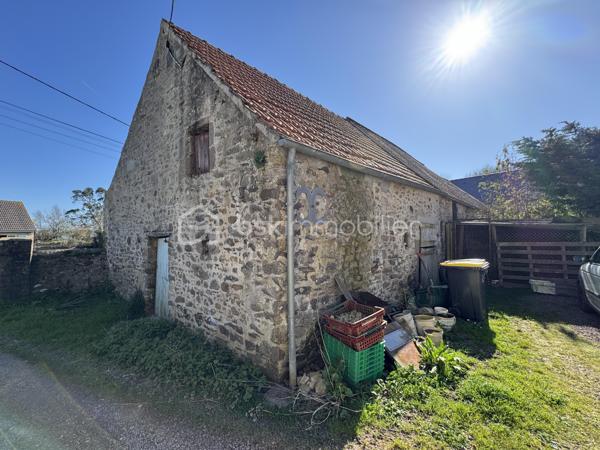 IMMEUBLE DE RAPPORT RENTABLE À QUETTEHOU - 4 APPARTEMENTS / AU PIED DES COMMODITÉS ET PROCHE DE LA MER 

Vous souhaitez investir sereinement ? Je vous propose cet immeuble de rapport idéalement situé à QUETTEHOU et affichant aujourd'hui une bonne rentabilité.
Très proche des commodités, cette longère édifiée sur une parcelle d'un peu plus de 1700m² se compose de 4 appartements :

1°) Un appartement à l'entrée de la cour comprenant :
- Au rez-de-chaussée : séjour, cuisine, salle d'eau avec w.c, débarras.
- À l'étage : un dégagement, une chambre.
Loué 421€ CC - Travaux à prévoir : Isolation, salle d'eau, embellissement.

2°) Un appartement au fond de la cour comprenant :
- Au rez-de-chaussée : entrée, séjour, cuisine, salle d'eau avec w.c.
- À l'étage : un dégagement, deux chambres.
Loué 630€ CC - Travaux à prévoir : isolation, embellissement.

3°) Un appartement situé à l'entresol comprenant :
- Au rez-de-jardin : séjour-cuisine, une chambre, salle d'eau avec w.c.
- À l'étage : trois greniers isolés et exploitables.
Cellier à l'extérieur + jardin.
Libre d'occupation (anciennement loué 344€ CC) - Travaux à prévoir : isolation, embellissement.

4°) Un appartement situé en hauteur, comprenant :
- Au rez-de-jardin : entrée, cuisine, séjour, une chambre, salle d'eau avec w.c,
débarras.
- À l'étage : un dégagement, 2 chambres.
Jardin à l'extérieur.
Loué 590€ CC - Totalement rénové, pas de travaux à prévoir.

Total : 1985€ CC.

Une cour commune est présente à l'extérieur pour l'intégralité des 4 appartements.

Informations utiles : doubles vitrages PVC, VMC simple flux, tout à l'égout, fibre raccordée, radiateurs électriques.
Taxe foncière : 1700€.