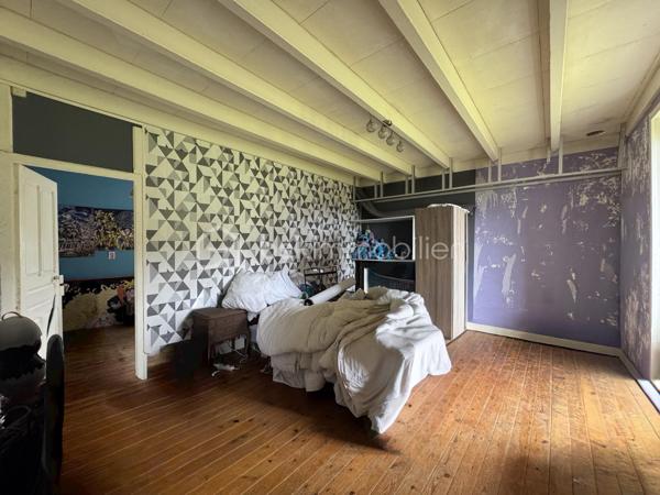 IMMEUBLE DE RAPPORT RENTABLE À QUETTEHOU - 4 APPARTEMENTS / AU PIED DES COMMODITÉS ET PROCHE DE LA MER 

Vous souhaitez investir sereinement ? Je vous propose cet immeuble de rapport idéalement situé à QUETTEHOU et affichant aujourd'hui une bonne rentabilité.
Très proche des commodités, cette longère édifiée sur une parcelle d'un peu plus de 1700m² se compose de 4 appartements :

1°) Un appartement à l'entrée de la cour comprenant :
- Au rez-de-chaussée : séjour, cuisine, salle d'eau avec w.c, débarras.
- À l'étage : un dégagement, une chambre.
Loué 421€ CC - Travaux à prévoir : Isolation, salle d'eau, embellissement.

2°) Un appartement au fond de la cour comprenant :
- Au rez-de-chaussée : entrée, séjour, cuisine, salle d'eau avec w.c.
- À l'étage : un dégagement, deux chambres.
Loué 630€ CC - Travaux à prévoir : isolation, embellissement.

3°) Un appartement situé à l'entresol comprenant :
- Au rez-de-jardin : séjour-cuisine, une chambre, salle d'eau avec w.c.
- À l'étage : trois greniers isolés et exploitables.
Cellier à l'extérieur + jardin.
Libre d'occupation (anciennement loué 344€ CC) - Travaux à prévoir : isolation, embellissement.

4°) Un appartement situé en hauteur, comprenant :
- Au rez-de-jardin : entrée, cuisine, séjour, une chambre, salle d'eau avec w.c,
débarras.
- À l'étage : un dégagement, 2 chambres.
Jardin à l'extérieur.
Loué 590€ CC - Totalement rénové, pas de travaux à prévoir.

Total : 1985€ CC.

Une cour commune est présente à l'extérieur pour l'intégralité des 4 appartements.

Informations utiles : doubles vitrages PVC, VMC simple flux, tout à l'égout, fibre raccordée, radiateurs électriques.
Taxe foncière : 1700€.