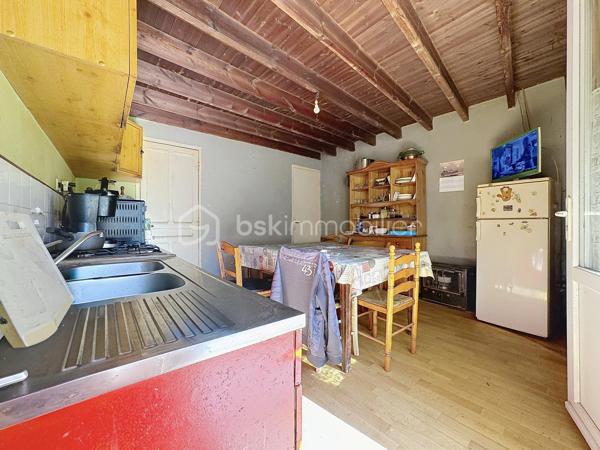 IMMEUBLE DE RAPPORT RENTABLE À QUETTEHOU - 4 APPARTEMENTS / AU PIED DES COMMODITÉS ET PROCHE DE LA MER 

Vous souhaitez investir sereinement ? Je vous propose cet immeuble de rapport idéalement situé à QUETTEHOU et affichant aujourd'hui une bonne rentabilité.
Très proche des commodités, cette longère édifiée sur une parcelle d'un peu plus de 1700m² se compose de 4 appartements :

1°) Un appartement à l'entrée de la cour comprenant :
- Au rez-de-chaussée : séjour, cuisine, salle d'eau avec w.c, débarras.
- À l'étage : un dégagement, une chambre.
Loué 421€ CC - Travaux à prévoir : Isolation, salle d'eau, embellissement.

2°) Un appartement au fond de la cour comprenant :
- Au rez-de-chaussée : entrée, séjour, cuisine, salle d'eau avec w.c.
- À l'étage : un dégagement, deux chambres.
Loué 630€ CC - Travaux à prévoir : isolation, embellissement.

3°) Un appartement situé à l'entresol comprenant :
- Au rez-de-jardin : séjour-cuisine, une chambre, salle d'eau avec w.c.
- À l'étage : trois greniers isolés et exploitables.
Cellier à l'extérieur + jardin.
Libre d'occupation (anciennement loué 344€ CC) - Travaux à prévoir : isolation, embellissement.

4°) Un appartement situé en hauteur, comprenant :
- Au rez-de-jardin : entrée, cuisine, séjour, une chambre, salle d'eau avec w.c,
débarras.
- À l'étage : un dégagement, 2 chambres.
Jardin à l'extérieur.
Loué 590€ CC - Totalement rénové, pas de travaux à prévoir.

Total : 1985€ CC.

Une cour commune est présente à l'extérieur pour l'intégralité des 4 appartements.

Informations utiles : doubles vitrages PVC, VMC simple flux, tout à l'égout, fibre raccordée, radiateurs électriques.
Taxe foncière : 1700€.
