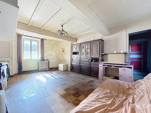 IMMEUBLE DE RAPPORT RENTABLE À QUETTEHOU - 4 APPARTEMENTS / AU PIED DES COMMODITÉS ET PROCHE DE LA MER 

Vous souhaitez investir sereinement ? Je vous propose cet immeuble de rapport idéalement situé à QUETTEHOU et affichant aujourd'hui une bonne rentabilité.
Très proche des commodités, cette longère édifiée sur une parcelle d'un peu plus de 1700m² se compose de 4 appartements :

1°) Un appartement à l'entrée de la cour comprenant :
- Au rez-de-chaussée : séjour, cuisine, salle d'eau avec w.c, débarras.
- À l'étage : un dégagement, une chambre.
Loué 421€ CC - Travaux à prévoir : Isolation, salle d'eau, embellissement.

2°) Un appartement au fond de la cour comprenant :
- Au rez-de-chaussée : entrée, séjour, cuisine, salle d'eau avec w.c.
- À l'étage : un dégagement, deux chambres.
Loué 630€ CC - Travaux à prévoir : isolation, embellissement.

3°) Un appartement situé à l'entresol comprenant :
- Au rez-de-jardin : séjour-cuisine, une chambre, salle d'eau avec w.c.
- À l'étage : trois greniers isolés et exploitables.
Cellier à l'extérieur + jardin.
Libre d'occupation (anciennement loué 344€ CC) - Travaux à prévoir : isolation, embellissement.

4°) Un appartement situé en hauteur, comprenant :
- Au rez-de-jardin : entrée, cuisine, séjour, une chambre, salle d'eau avec w.c,
débarras.
- À l'étage : un dégagement, 2 chambres.
Jardin à l'extérieur.
Loué 590€ CC - Totalement rénové, pas de travaux à prévoir.

Total : 1985€ CC.

Une cour commune est présente à l'extérieur pour l'intégralité des 4 appartements.

Informations utiles : doubles vitrages PVC, VMC simple flux, tout à l'égout, fibre raccordée, radiateurs électriques.
Taxe foncière : 1700€.
