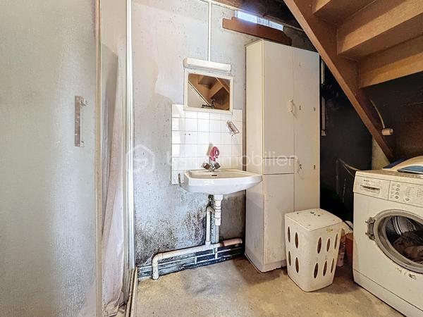 IMMEUBLE DE RAPPORT RENTABLE À QUETTEHOU - 4 APPARTEMENTS / AU PIED DES COMMODITÉS ET PROCHE DE LA MER 

Vous souhaitez investir sereinement ? Je vous propose cet immeuble de rapport idéalement situé à QUETTEHOU et affichant aujourd'hui une bonne rentabilité.
Très proche des commodités, cette longère édifiée sur une parcelle d'un peu plus de 1700m² se compose de 4 appartements :

1°) Un appartement à l'entrée de la cour comprenant :
- Au rez-de-chaussée : séjour, cuisine, salle d'eau avec w.c, débarras.
- À l'étage : un dégagement, une chambre.
Loué 421€ CC - Travaux à prévoir : Isolation, salle d'eau, embellissement.

2°) Un appartement au fond de la cour comprenant :
- Au rez-de-chaussée : entrée, séjour, cuisine, salle d'eau avec w.c.
- À l'étage : un dégagement, deux chambres.
Loué 630€ CC - Travaux à prévoir : isolation, embellissement.

3°) Un appartement situé à l'entresol comprenant :
- Au rez-de-jardin : séjour-cuisine, une chambre, salle d'eau avec w.c.
- À l'étage : trois greniers isolés et exploitables.
Cellier à l'extérieur + jardin.
Libre d'occupation (anciennement loué 344€ CC) - Travaux à prévoir : isolation, embellissement.

4°) Un appartement situé en hauteur, comprenant :
- Au rez-de-jardin : entrée, cuisine, séjour, une chambre, salle d'eau avec w.c,
débarras.
- À l'étage : un dégagement, 2 chambres.
Jardin à l'extérieur.
Loué 590€ CC - Totalement rénové, pas de travaux à prévoir.

Total : 1985€ CC.

Une cour commune est présente à l'extérieur pour l'intégralité des 4 appartements.

Informations utiles : doubles vitrages PVC, VMC simple flux, tout à l'égout, fibre raccordée, radiateurs électriques.
Taxe foncière : 1700€.