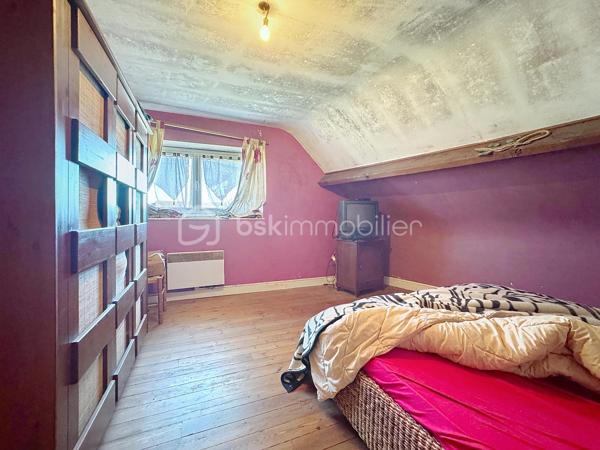 IMMEUBLE DE RAPPORT RENTABLE À QUETTEHOU - 4 APPARTEMENTS / AU PIED DES COMMODITÉS ET PROCHE DE LA MER 

Vous souhaitez investir sereinement ? Je vous propose cet immeuble de rapport idéalement situé à QUETTEHOU et affichant aujourd'hui une bonne rentabilité.
Très proche des commodités, cette longère édifiée sur une parcelle d'un peu plus de 1700m² se compose de 4 appartements :

1°) Un appartement à l'entrée de la cour comprenant :
- Au rez-de-chaussée : séjour, cuisine, salle d'eau avec w.c, débarras.
- À l'étage : un dégagement, une chambre.
Loué 421€ CC - Travaux à prévoir : Isolation, salle d'eau, embellissement.

2°) Un appartement au fond de la cour comprenant :
- Au rez-de-chaussée : entrée, séjour, cuisine, salle d'eau avec w.c.
- À l'étage : un dégagement, deux chambres.
Loué 630€ CC - Travaux à prévoir : isolation, embellissement.

3°) Un appartement situé à l'entresol comprenant :
- Au rez-de-jardin : séjour-cuisine, une chambre, salle d'eau avec w.c.
- À l'étage : trois greniers isolés et exploitables.
Cellier à l'extérieur + jardin.
Libre d'occupation (anciennement loué 344€ CC) - Travaux à prévoir : isolation, embellissement.

4°) Un appartement situé en hauteur, comprenant :
- Au rez-de-jardin : entrée, cuisine, séjour, une chambre, salle d'eau avec w.c,
débarras.
- À l'étage : un dégagement, 2 chambres.
Jardin à l'extérieur.
Loué 590€ CC - Totalement rénové, pas de travaux à prévoir.

Total : 1985€ CC.

Une cour commune est présente à l'extérieur pour l'intégralité des 4 appartements.

Informations utiles : doubles vitrages PVC, VMC simple flux, tout à l'égout, fibre raccordée, radiateurs électriques.
Taxe foncière : 1700€.