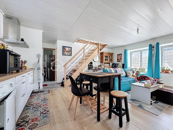 IMMEUBLE DE RAPPORT RENTABLE À QUETTEHOU - 4 APPARTEMENTS / AU PIED DES COMMODITÉS ET PROCHE DE LA MER 

Vous souhaitez investir sereinement ? Je vous propose cet immeuble de rapport idéalement situé à QUETTEHOU et affichant aujourd'hui une bonne rentabilité.
Très proche des commodités, cette longère édifiée sur une parcelle d'un peu plus de 1700m² se compose de 4 appartements :

1°) Un appartement à l'entrée de la cour comprenant :
- Au rez-de-chaussée : séjour, cuisine, salle d'eau avec w.c, débarras.
- À l'étage : un dégagement, une chambre.
Loué 421€ CC - Travaux à prévoir : Isolation, salle d'eau, embellissement.

2°) Un appartement au fond de la cour comprenant :
- Au rez-de-chaussée : entrée, séjour, cuisine, salle d'eau avec w.c.
- À l'étage : un dégagement, deux chambres.
Loué 630€ CC - Travaux à prévoir : isolation, embellissement.

3°) Un appartement situé à l'entresol comprenant :
- Au rez-de-jardin : séjour-cuisine, une chambre, salle d'eau avec w.c.
- À l'étage : trois greniers isolés et exploitables.
Cellier à l'extérieur + jardin.
Libre d'occupation (anciennement loué 344€ CC) - Travaux à prévoir : isolation, embellissement.

4°) Un appartement situé en hauteur, comprenant :
- Au rez-de-jardin : entrée, cuisine, séjour, une chambre, salle d'eau avec w.c,
débarras.
- À l'étage : un dégagement, 2 chambres.
Jardin à l'extérieur.
Loué 590€ CC - Totalement rénové, pas de travaux à prévoir.

Total : 1985€ CC.

Une cour commune est présente à l'extérieur pour l'intégralité des 4 appartements.

Informations utiles : doubles vitrages PVC, VMC simple flux, tout à l'égout, fibre raccordée, radiateurs électriques.
Taxe foncière : 1700€.