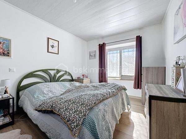 IMMEUBLE DE RAPPORT RENTABLE À QUETTEHOU - 4 APPARTEMENTS / AU PIED DES COMMODITÉS ET PROCHE DE LA MER 

Vous souhaitez investir sereinement ? Je vous propose cet immeuble de rapport idéalement situé à QUETTEHOU et affichant aujourd'hui une bonne rentabilité.
Très proche des commodités, cette longère édifiée sur une parcelle d'un peu plus de 1700m² se compose de 4 appartements :

1°) Un appartement à l'entrée de la cour comprenant :
- Au rez-de-chaussée : séjour, cuisine, salle d'eau avec w.c, débarras.
- À l'étage : un dégagement, une chambre.
Loué 421€ CC - Travaux à prévoir : Isolation, salle d'eau, embellissement.

2°) Un appartement au fond de la cour comprenant :
- Au rez-de-chaussée : entrée, séjour, cuisine, salle d'eau avec w.c.
- À l'étage : un dégagement, deux chambres.
Loué 630€ CC - Travaux à prévoir : isolation, embellissement.

3°) Un appartement situé à l'entresol comprenant :
- Au rez-de-jardin : séjour-cuisine, une chambre, salle d'eau avec w.c.
- À l'étage : trois greniers isolés et exploitables.
Cellier à l'extérieur + jardin.
Libre d'occupation (anciennement loué 344€ CC) - Travaux à prévoir : isolation, embellissement.

4°) Un appartement situé en hauteur, comprenant :
- Au rez-de-jardin : entrée, cuisine, séjour, une chambre, salle d'eau avec w.c,
débarras.
- À l'étage : un dégagement, 2 chambres.
Jardin à l'extérieur.
Loué 590€ CC - Totalement rénové, pas de travaux à prévoir.

Total : 1985€ CC.

Une cour commune est présente à l'extérieur pour l'intégralité des 4 appartements.

Informations utiles : doubles vitrages PVC, VMC simple flux, tout à l'égout, fibre raccordée, radiateurs électriques.
Taxe foncière : 1700€.