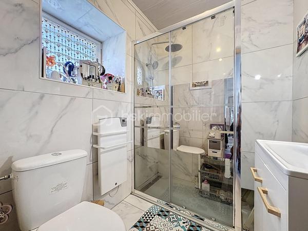 IMMEUBLE DE RAPPORT RENTABLE À QUETTEHOU - 4 APPARTEMENTS / AU PIED DES COMMODITÉS ET PROCHE DE LA MER 

Vous souhaitez investir sereinement ? Je vous propose cet immeuble de rapport idéalement situé à QUETTEHOU et affichant aujourd'hui une bonne rentabilité.
Très proche des commodités, cette longère édifiée sur une parcelle d'un peu plus de 1700m² se compose de 4 appartements :

1°) Un appartement à l'entrée de la cour comprenant :
- Au rez-de-chaussée : séjour, cuisine, salle d'eau avec w.c, débarras.
- À l'étage : un dégagement, une chambre.
Loué 421€ CC - Travaux à prévoir : Isolation, salle d'eau, embellissement.

2°) Un appartement au fond de la cour comprenant :
- Au rez-de-chaussée : entrée, séjour, cuisine, salle d'eau avec w.c.
- À l'étage : un dégagement, deux chambres.
Loué 630€ CC - Travaux à prévoir : isolation, embellissement.

3°) Un appartement situé à l'entresol comprenant :
- Au rez-de-jardin : séjour-cuisine, une chambre, salle d'eau avec w.c.
- À l'étage : trois greniers isolés et exploitables.
Cellier à l'extérieur + jardin.
Libre d'occupation (anciennement loué 344€ CC) - Travaux à prévoir : isolation, embellissement.

4°) Un appartement situé en hauteur, comprenant :
- Au rez-de-jardin : entrée, cuisine, séjour, une chambre, salle d'eau avec w.c,
débarras.
- À l'étage : un dégagement, 2 chambres.
Jardin à l'extérieur.
Loué 590€ CC - Totalement rénové, pas de travaux à prévoir.

Total : 1985€ CC.

Une cour commune est présente à l'extérieur pour l'intégralité des 4 appartements.

Informations utiles : doubles vitrages PVC, VMC simple flux, tout à l'égout, fibre raccordée, radiateurs électriques.
Taxe foncière : 1700€.