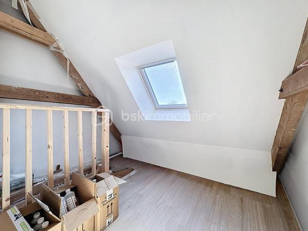 IMMEUBLE DE RAPPORT RENTABLE À QUETTEHOU - 4 APPARTEMENTS / AU PIED DES COMMODITÉS ET PROCHE DE LA MER 

Vous souhaitez investir sereinement ? Je vous propose cet immeuble de rapport idéalement situé à QUETTEHOU et affichant aujourd'hui une bonne rentabilité.
Très proche des commodités, cette longère édifiée sur une parcelle d'un peu plus de 1700m² se compose de 4 appartements :

1°) Un appartement à l'entrée de la cour comprenant :
- Au rez-de-chaussée : séjour, cuisine, salle d'eau avec w.c, débarras.
- À l'étage : un dégagement, une chambre.
Loué 421€ CC - Travaux à prévoir : Isolation, salle d'eau, embellissement.

2°) Un appartement au fond de la cour comprenant :
- Au rez-de-chaussée : entrée, séjour, cuisine, salle d'eau avec w.c.
- À l'étage : un dégagement, deux chambres.
Loué 630€ CC - Travaux à prévoir : isolation, embellissement.

3°) Un appartement situé à l'entresol comprenant :
- Au rez-de-jardin : séjour-cuisine, une chambre, salle d'eau avec w.c.
- À l'étage : trois greniers isolés et exploitables.
Cellier à l'extérieur + jardin.
Libre d'occupation (anciennement loué 344€ CC) - Travaux à prévoir : isolation, embellissement.

4°) Un appartement situé en hauteur, comprenant :
- Au rez-de-jardin : entrée, cuisine, séjour, une chambre, salle d'eau avec w.c,
débarras.
- À l'étage : un dégagement, 2 chambres.
Jardin à l'extérieur.
Loué 590€ CC - Totalement rénové, pas de travaux à prévoir.

Total : 1985€ CC.

Une cour commune est présente à l'extérieur pour l'intégralité des 4 appartements.

Informations utiles : doubles vitrages PVC, VMC simple flux, tout à l'égout, fibre raccordée, radiateurs électriques.
Taxe foncière : 1700€.
