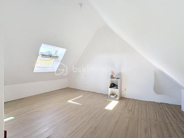 IMMEUBLE DE RAPPORT RENTABLE À QUETTEHOU - 4 APPARTEMENTS / AU PIED DES COMMODITÉS ET PROCHE DE LA MER 

Vous souhaitez investir sereinement ? Je vous propose cet immeuble de rapport idéalement situé à QUETTEHOU et affichant aujourd'hui une bonne rentabilité.
Très proche des commodités, cette longère édifiée sur une parcelle d'un peu plus de 1700m² se compose de 4 appartements :

1°) Un appartement à l'entrée de la cour comprenant :
- Au rez-de-chaussée : séjour, cuisine, salle d'eau avec w.c, débarras.
- À l'étage : un dégagement, une chambre.
Loué 421€ CC - Travaux à prévoir : Isolation, salle d'eau, embellissement.

2°) Un appartement au fond de la cour comprenant :
- Au rez-de-chaussée : entrée, séjour, cuisine, salle d'eau avec w.c.
- À l'étage : un dégagement, deux chambres.
Loué 630€ CC - Travaux à prévoir : isolation, embellissement.

3°) Un appartement situé à l'entresol comprenant :
- Au rez-de-jardin : séjour-cuisine, une chambre, salle d'eau avec w.c.
- À l'étage : trois greniers isolés et exploitables.
Cellier à l'extérieur + jardin.
Libre d'occupation (anciennement loué 344€ CC) - Travaux à prévoir : isolation, embellissement.

4°) Un appartement situé en hauteur, comprenant :
- Au rez-de-jardin : entrée, cuisine, séjour, une chambre, salle d'eau avec w.c,
débarras.
- À l'étage : un dégagement, 2 chambres.
Jardin à l'extérieur.
Loué 590€ CC - Totalement rénové, pas de travaux à prévoir.

Total : 1985€ CC.

Une cour commune est présente à l'extérieur pour l'intégralité des 4 appartements.

Informations utiles : doubles vitrages PVC, VMC simple flux, tout à l'égout, fibre raccordée, radiateurs électriques.
Taxe foncière : 1700€.