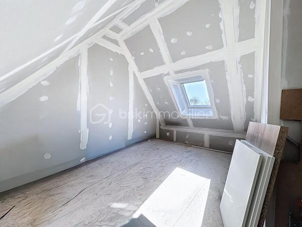 IMMEUBLE DE RAPPORT RENTABLE À QUETTEHOU - 4 APPARTEMENTS / AU PIED DES COMMODITÉS ET PROCHE DE LA MER 

Vous souhaitez investir sereinement ? Je vous propose cet immeuble de rapport idéalement situé à QUETTEHOU et affichant aujourd'hui une bonne rentabilité.
Très proche des commodités, cette longère édifiée sur une parcelle d'un peu plus de 1700m² se compose de 4 appartements :

1°) Un appartement à l'entrée de la cour comprenant :
- Au rez-de-chaussée : séjour, cuisine, salle d'eau avec w.c, débarras.
- À l'étage : un dégagement, une chambre.
Loué 421€ CC - Travaux à prévoir : Isolation, salle d'eau, embellissement.

2°) Un appartement au fond de la cour comprenant :
- Au rez-de-chaussée : entrée, séjour, cuisine, salle d'eau avec w.c.
- À l'étage : un dégagement, deux chambres.
Loué 630€ CC - Travaux à prévoir : isolation, embellissement.

3°) Un appartement situé à l'entresol comprenant :
- Au rez-de-jardin : séjour-cuisine, une chambre, salle d'eau avec w.c.
- À l'étage : trois greniers isolés et exploitables.
Cellier à l'extérieur + jardin.
Libre d'occupation (anciennement loué 344€ CC) - Travaux à prévoir : isolation, embellissement.

4°) Un appartement situé en hauteur, comprenant :
- Au rez-de-jardin : entrée, cuisine, séjour, une chambre, salle d'eau avec w.c,
débarras.
- À l'étage : un dégagement, 2 chambres.
Jardin à l'extérieur.
Loué 590€ CC - Totalement rénové, pas de travaux à prévoir.

Total : 1985€ CC.

Une cour commune est présente à l'extérieur pour l'intégralité des 4 appartements.

Informations utiles : doubles vitrages PVC, VMC simple flux, tout à l'égout, fibre raccordée, radiateurs électriques.
Taxe foncière : 1700€.