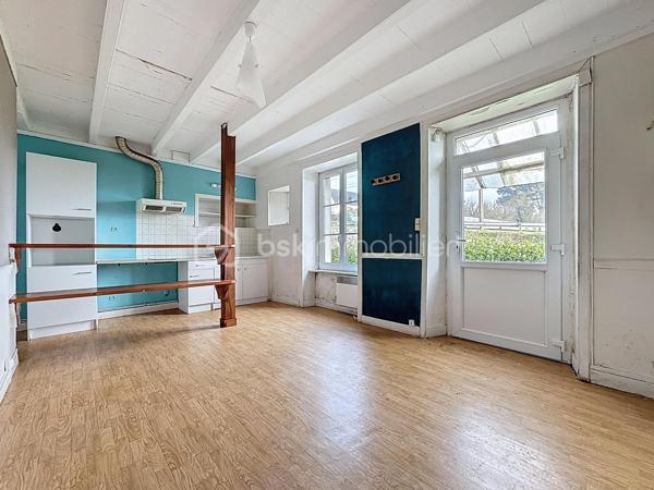 IMMEUBLE DE RAPPORT RENTABLE À QUETTEHOU - 4 APPARTEMENTS / AU PIED DES COMMODITÉS ET PROCHE DE LA MER 

Vous souhaitez investir sereinement ? Je vous propose cet immeuble de rapport idéalement situé à QUETTEHOU et affichant aujourd'hui une bonne rentabilité.
Très proche des commodités, cette longère édifiée sur une parcelle d'un peu plus de 1700m² se compose de 4 appartements :

1°) Un appartement à l'entrée de la cour comprenant :
- Au rez-de-chaussée : séjour, cuisine, salle d'eau avec w.c, débarras.
- À l'étage : un dégagement, une chambre.
Loué 421€ CC - Travaux à prévoir : Isolation, salle d'eau, embellissement.

2°) Un appartement au fond de la cour comprenant :
- Au rez-de-chaussée : entrée, séjour, cuisine, salle d'eau avec w.c.
- À l'étage : un dégagement, deux chambres.
Loué 630€ CC - Travaux à prévoir : isolation, embellissement.

3°) Un appartement situé à l'entresol comprenant :
- Au rez-de-jardin : séjour-cuisine, une chambre, salle d'eau avec w.c.
- À l'étage : trois greniers isolés et exploitables.
Cellier à l'extérieur + jardin.
Libre d'occupation (anciennement loué 344€ CC) - Travaux à prévoir : isolation, embellissement.

4°) Un appartement situé en hauteur, comprenant :
- Au rez-de-jardin : entrée, cuisine, séjour, une chambre, salle d'eau avec w.c,
débarras.
- À l'étage : un dégagement, 2 chambres.
Jardin à l'extérieur.
Loué 590€ CC - Totalement rénové, pas de travaux à prévoir.

Total : 1985€ CC.

Une cour commune est présente à l'extérieur pour l'intégralité des 4 appartements.

Informations utiles : doubles vitrages PVC, VMC simple flux, tout à l'égout, fibre raccordée, radiateurs électriques.
Taxe foncière : 1700€.
