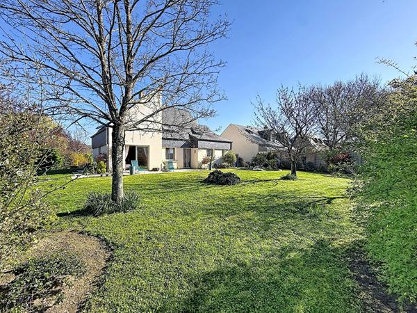 Belle maison d'architecte à vendre à 2min d'Angers Les Justices - Vie de plain-pied et jardin paysagé