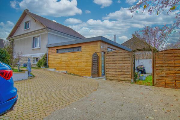 Charmant pavillon dans un écrin de verdure avec piscine et dépendance