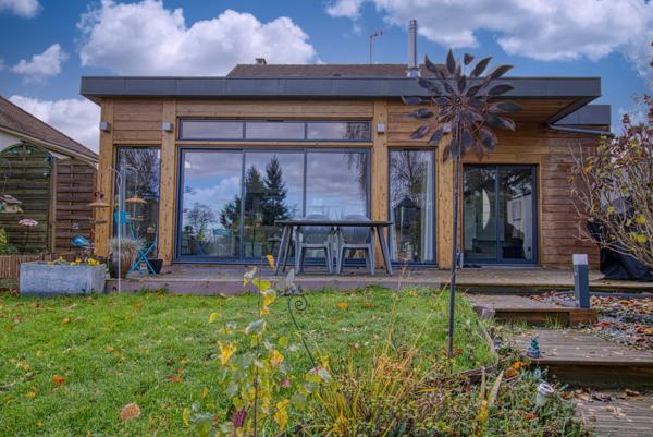 Charmant pavillon dans un écrin de verdure avec piscine et dépendance