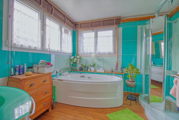 Charmant pavillon dans un écrin de verdure avec piscine et dépendance