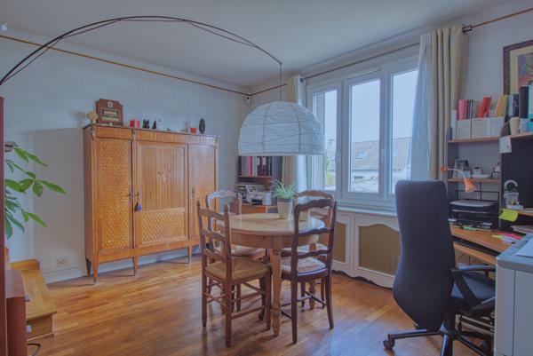 Charmant pavillon dans un écrin de verdure avec piscine et dépendance