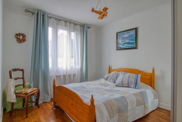 Charmant pavillon dans un écrin de verdure avec piscine et dépendance