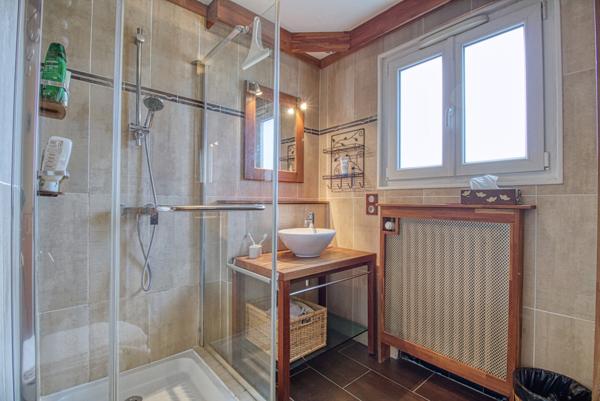 Charmant pavillon dans un écrin de verdure avec piscine et dépendance